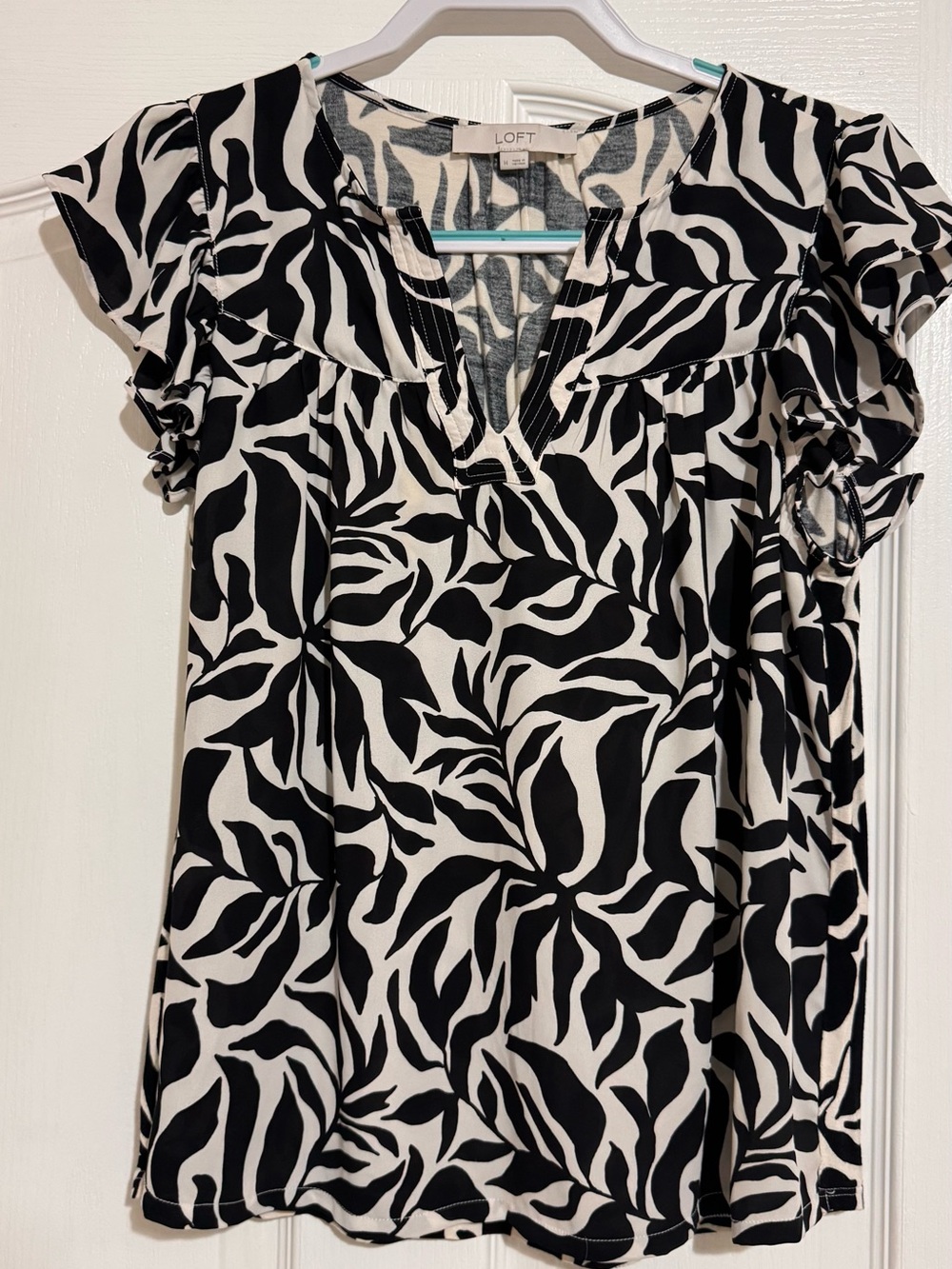 LOFT Black and White Printed Flutter Sleeve V-Neck Blouse